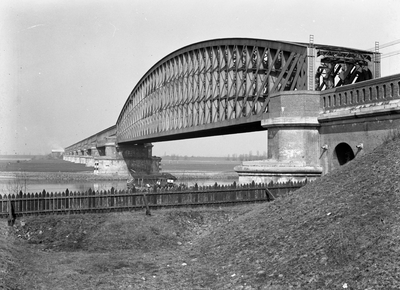 154949 Gezicht op de spoorbrug over de Lek bij Culemborg.